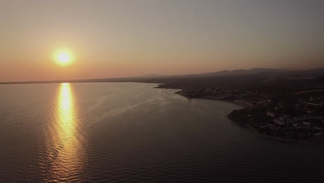 Meer-Und-Küstenstadt-Bei-Sonnenuntergang-Luftaufnahme-Des-Strandes-Von-Trikorfo-In-Griechenland