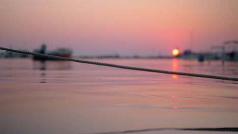 Angebundenes-Boot-Im-Hafen-Bei-Sonnenuntergang
