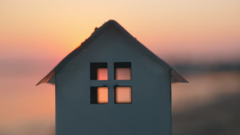 Modelo-De-Casa-En-La-Playa-Al-Atardecer