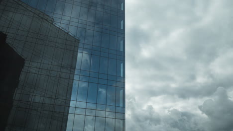 Zeitraffer-Von-Wolken,-Die-Sich-In-Einem-Glasigen-Wolkenkratzer-Bewegen-Und-Reflektieren