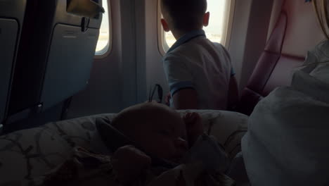 Bebé-Con-Mamá-Y-Hermano-En-Avión-De-Aterrizaje