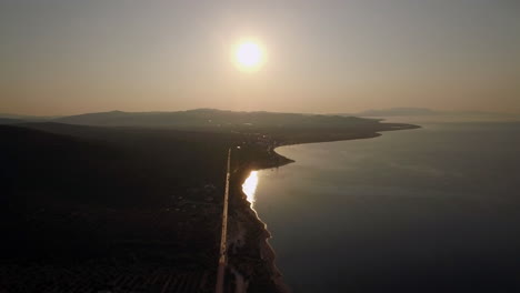 Escena-Aérea-De-La-Costa-Y-Las-Tierras-Altas-Verdes-Al-Atardecer-Grecia