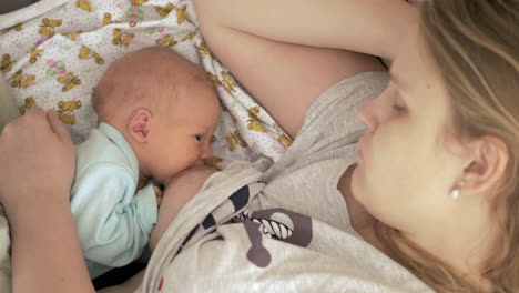 Mamá-Durmiendo-Cuando-Amamanta-A-Un-Bebé-Recién-Nacido