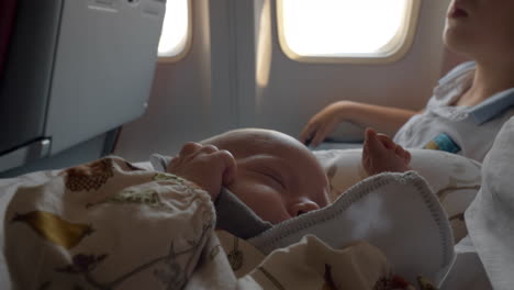 Bebé-Volando-En-Avión-Con-Su-Familia-Y-Despertándose-Después-De-Un-Buen-Sueño
