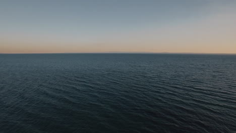 Wasserlandschaft-Mit-Tiefblauem-Meer-Bei-Sonnenuntergang
