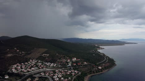 Vista-Aérea-Del-Mar-Y-La-Costa-Con-Casas-En-El-Día-Nublado-Playa-Trikorfo-Grecia