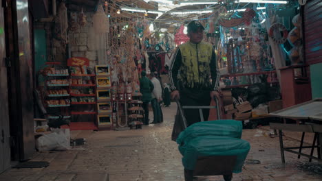 Hombre-Con-Carro-En-El-Mercado-De-La-Ciudad-Vieja-Acre-Israel