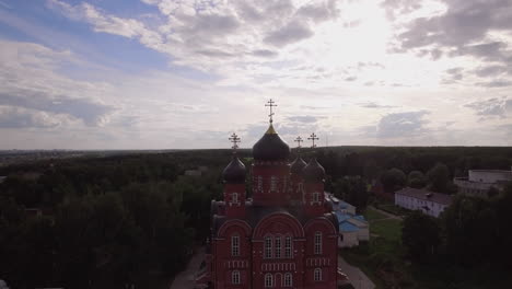Flug-über-Das-Heilig-Kreuz-Kloster-Und-Die-Himmelfahrtskathedrale-In-Lukino,-Russland