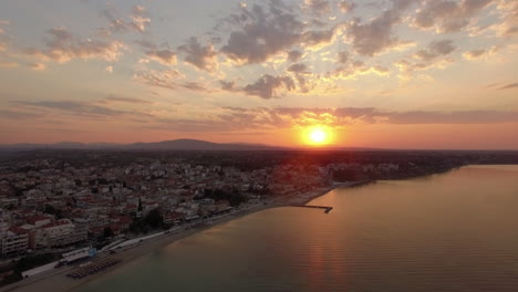 Luftaufnahme-Der-Küstenstadt-Bei-Sonnenaufgang-Nea-Kallikratia-Griechenland