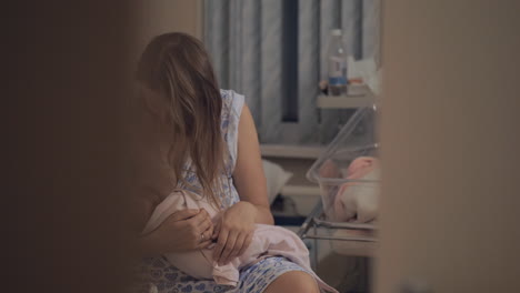 Bebé-Lactante-En-El-Hospital-De-Maternidad-Por-La-Noche