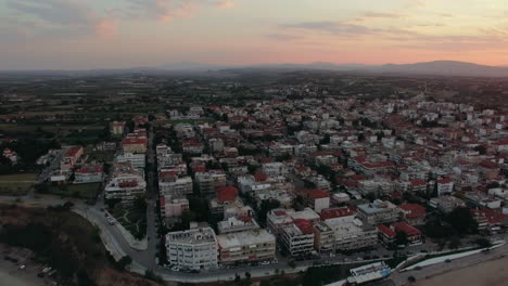 Flug-über-Die-Dächer-Der-Häuser-In-Der-Küstenstadt-Sonnenaufgangsszene-Nea-Kallikratia-Griechenland