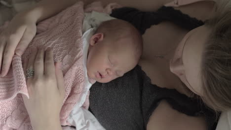 Neugeborenes-Schläft-Auf-Der-Brust-Der-Mutter