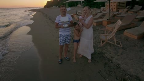 Familia-En-La-Playa-Y-Escena-Aérea-De-La-Ciudad-Costera-De-Trikorfo-Beach-Grecia