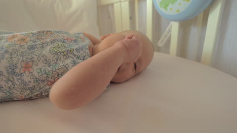 Neugeborenes-Mädchen-In-Der-Krippe-Vor-Dem-Tagesschlaf