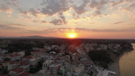 Panorama-Aéreo-De-La-Ciudad-Turística-Y-El-Mar-Al-Amanecer-Nea-Kallikratia-Grecia