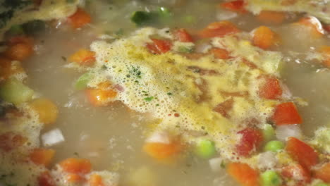 Eine-Nahaufnahme-Einer-Kochenden-Suppe