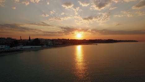 Panorama-Aéreo-Del-Amanecer-De-La-Ciudad-Costera-De-Nea-Kallikratia-Grecia