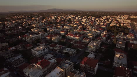 Vista-Matutina-De-La-Ciudad-Con-Casas-Típicas-De-Poca-Altura-En-Grecia