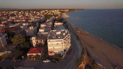 Escena-Aérea-De-La-Mañana-De-Una-Pequeña-Ciudad-Turística-A-Orillas-Del-Mar-En-Grecia