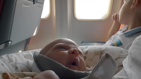 Schläfriges-Baby-Im-Flugzeug