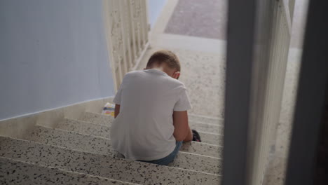 Niño-Ofendido-Sentado-En-Las-Escaleras