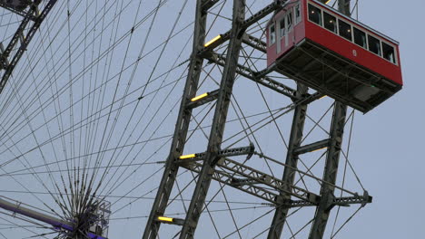 Blick-Auf-Das-Riesenrad-Vom-Boden-Aus-Wien-Österreich