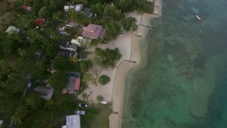 Vista-Aérea-De-Pájaro-De-La-Costa-Con-Playa-De-Arena-Y-Agua-Transparente-Del-Océano-índico-Isla-Mauriticus