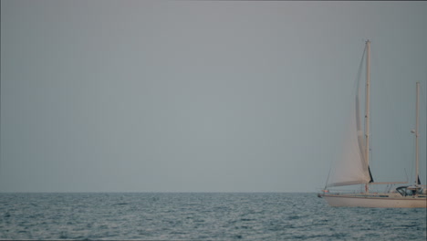 Weiße-Yacht-Segelt-Im-Blauen-Meer-Gegen-Den-Himmel