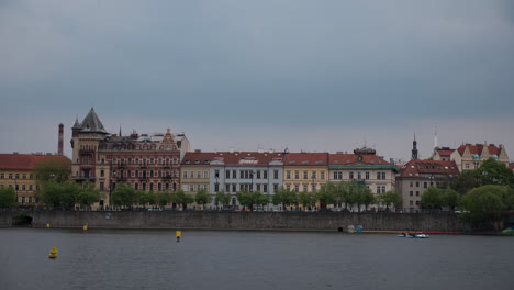 Vista-De-Lapso-De-Tiempo-Del-Paisaje-Urbano-De-Praga-Moviéndose-A-Lo-Largo-Del-Río-Vltava-En-Barco-República-Checa