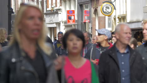 Vista-De-Mucha-Gente-En-La-Calle-Comercial-Peatonal-Nieuwendijk-Amsterdam-Países-Bajos