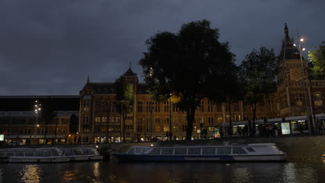 Wassertour-Auf-Den-Amsterdamer-Kanälen-Bei-Nacht