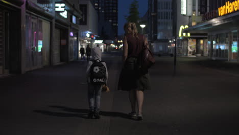 Madre-E-Hijo-Caminando-Por-La-Noche-En-Rotterdam