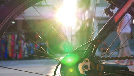 Blick-Auf-Die-Straße-Und-Die-Sonne-Durch-Das-Fahrradrad