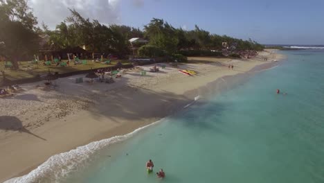 Familie-Im-Resort-Und-Luftaufnahme-Von-Mauritius