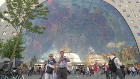 Menschen-Am-Eingang-Der-Markthalle-Rotterdam