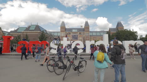 Touristen-Fotografieren-Auf-Dem-Slogan-„I-Amsterdam“.