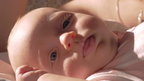 Babyporträt-Im-Hellen-Sonnenlicht