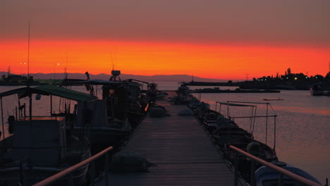 Abendszene-Mit-Kai-Pier-Booten-Und-Orangefarbenem-Himmel