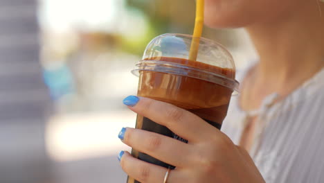 Mujer-Bebiendo-Un-Cóctel-De-Chocolate-En-La-Calle.