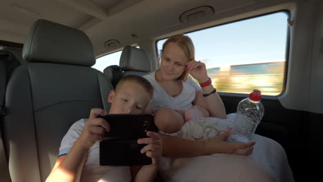 Familien-Selfie-Während-Der-Autofahrt