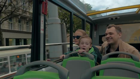 Blick-Auf-Eine-Glückliche-Junge-Familie,-Die-Einen-Stadtrundfahrt-Busausflug-In-Frankfurt-Am-Main,-Deutschland,-Macht