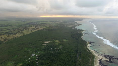 Luftaufnahme-Der-Küste-Mit-Sandstrand-Und-Palmen-Und-Wasser-Der-Insel-Mauritius-Im-Indischen-Ozean-Aus-Der-Vogelperspektive