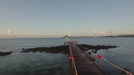 Volando-Sobre-El-Muelle-De-Madera-En-El-Agua