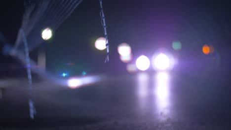 Autos-Fahren-Nachts-Und-Blinken-Mit-Scheinwerfern