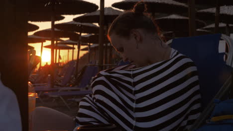 Madre-Con-Leche-Para-Bebé-Lactante-En-La-Playa-Al-Atardecer