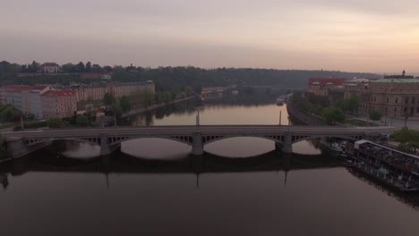 Luftaufnahme-Entlang-Der-Moldau-Im-Sommer-Prag,-Tschechische-Republik