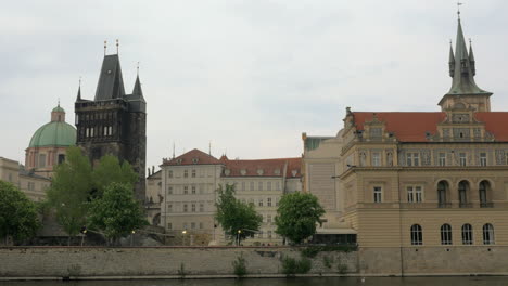 Blick-Auf-Das-Prager-Stadtbild,-Das-Sich-Auf-Einem-Boot-Entlang-Der-Moldau-Bewegt,-Tschechische-Republik