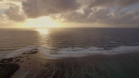 Malerische-Meereslandschaft-Bei-Goldenem-Sonnenuntergang-Aus-Der-Luft