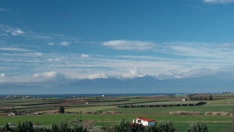 Zeitrafferansicht-Einer-Malerischen-Landschaft-Mit-Dem-Olymp-Und-Der-Landschaft-Vor-Fliegenden-Wolken-Am-Blauen-Himmel-Griechenlands