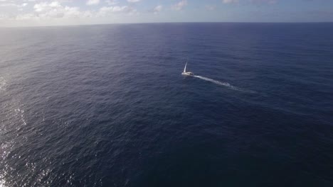 Luftaufnahme-Einer-Weißen-Segelyacht-Im-Leeren-Ozeanblauen-Wasser-Vor-Dem-Himmel-Der-Insel-Mauritius